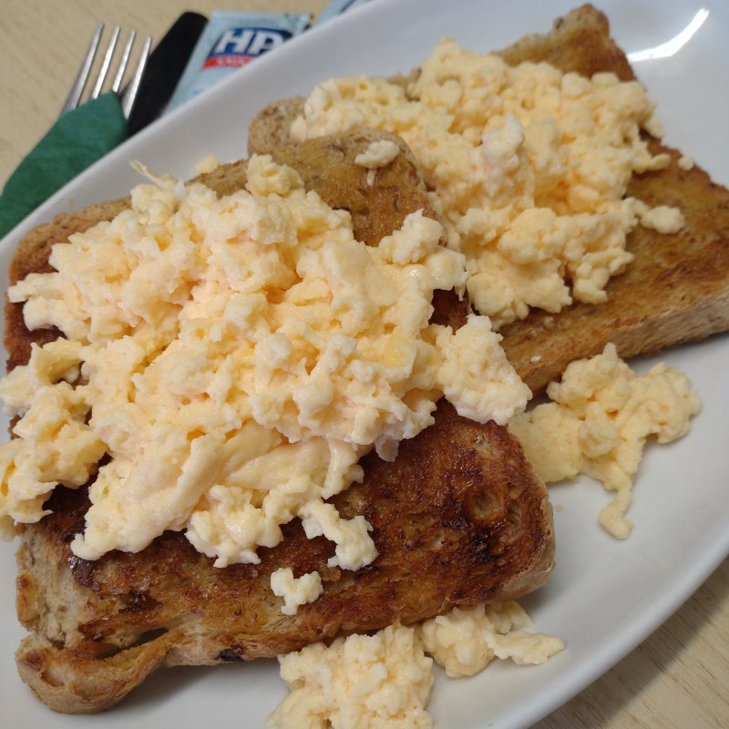 BREAKScrambledEggsOnBrownToast