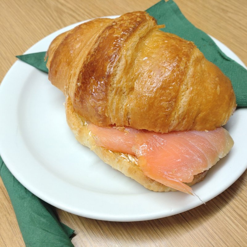 BREAKSmokedSalmonandCreamCheeseCroissantSQUARE